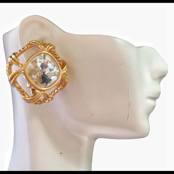 Vintage Swarovski Savvy gold huge crystal clip earrings, new on card - Picture 6 of 11